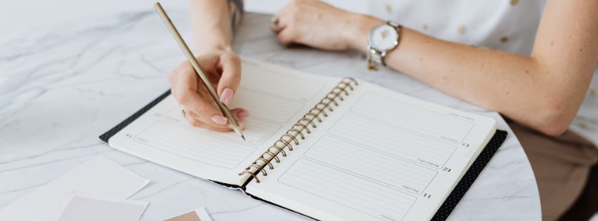 Grafika do artykułu o sprzedaży produktów cyfrowych.